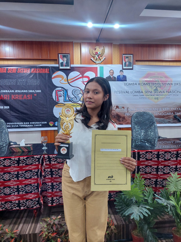 PETRA NURAK, RUNNER UP SOLO VOKAL PUTRI SMA TINGKAT PROPINSI NUSA TENGGARA TIMUR