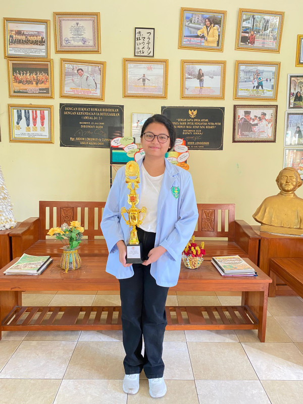 JASMINE, SISWI SMATER JUARAI I LOMBA ENGLISH SPEECH DALAM RANGKA DIES KE 19 UNIPA